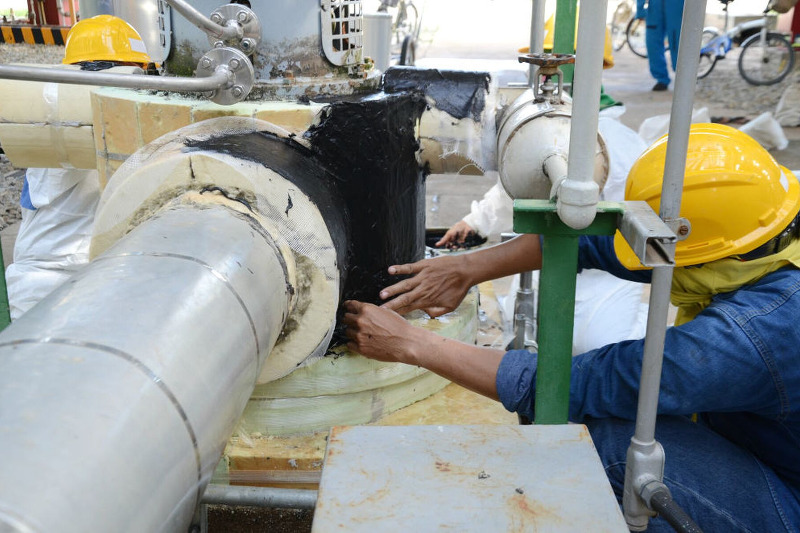 Sealing leaks in pipes.